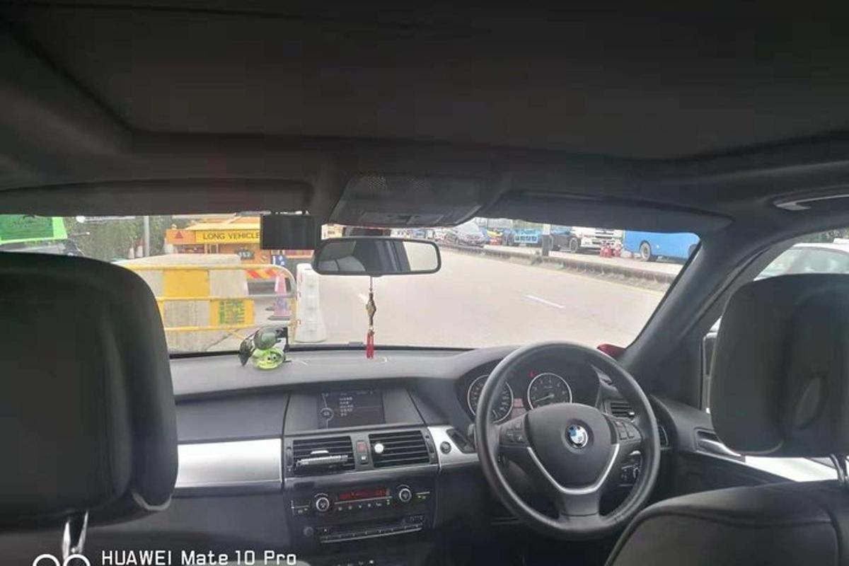 pemandangan papan pemuka kereta dengan stereng