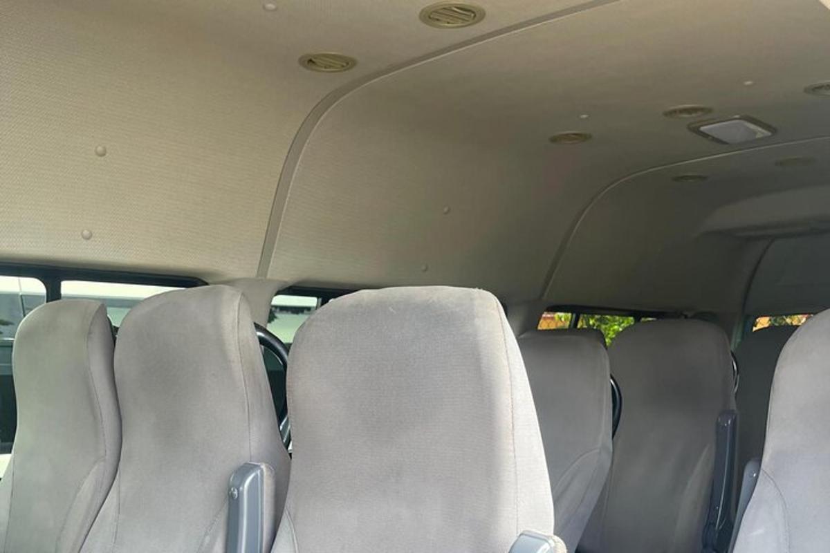 una fila di posti vuoti in un'auto