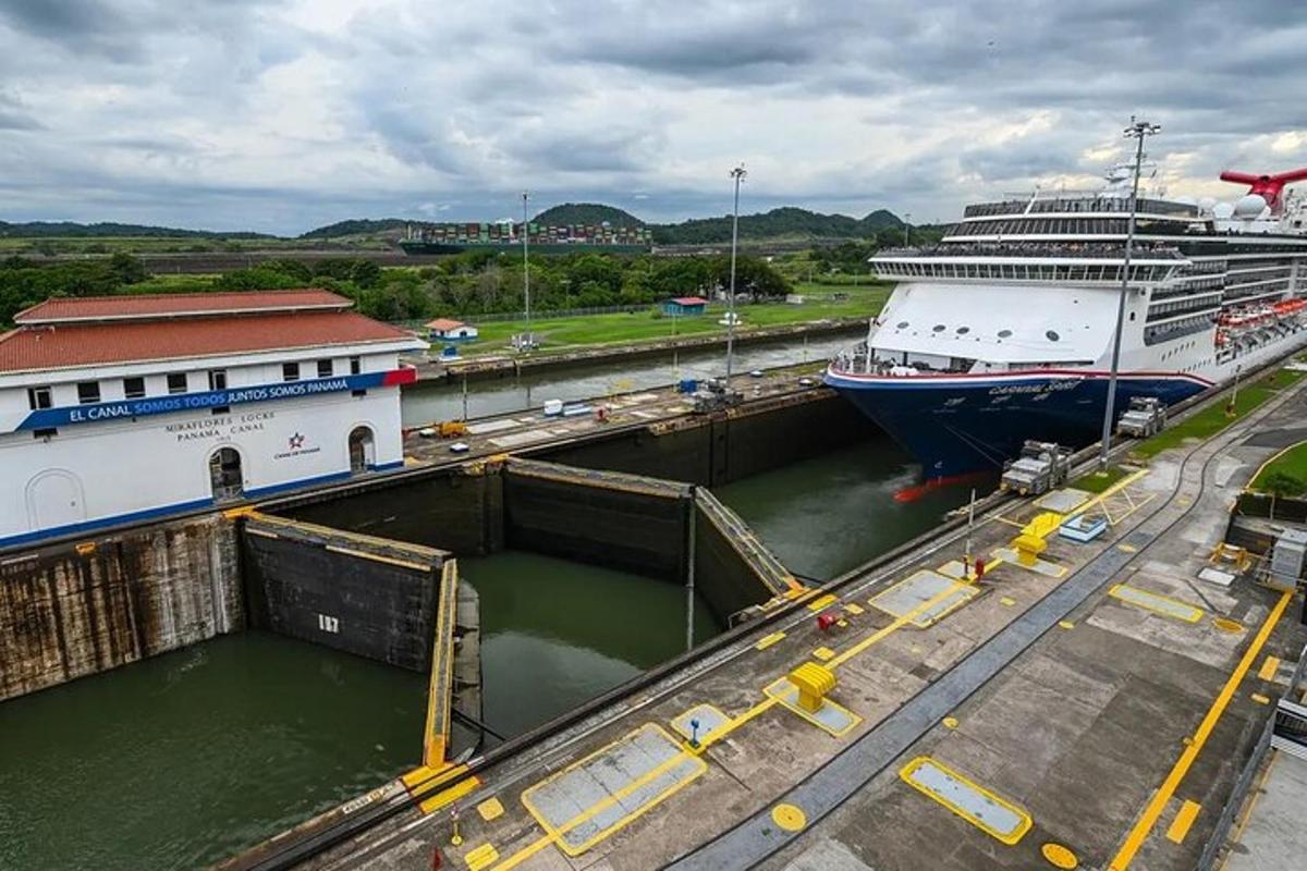 una nave da crociera attraccata in un canale con una nave da crociera