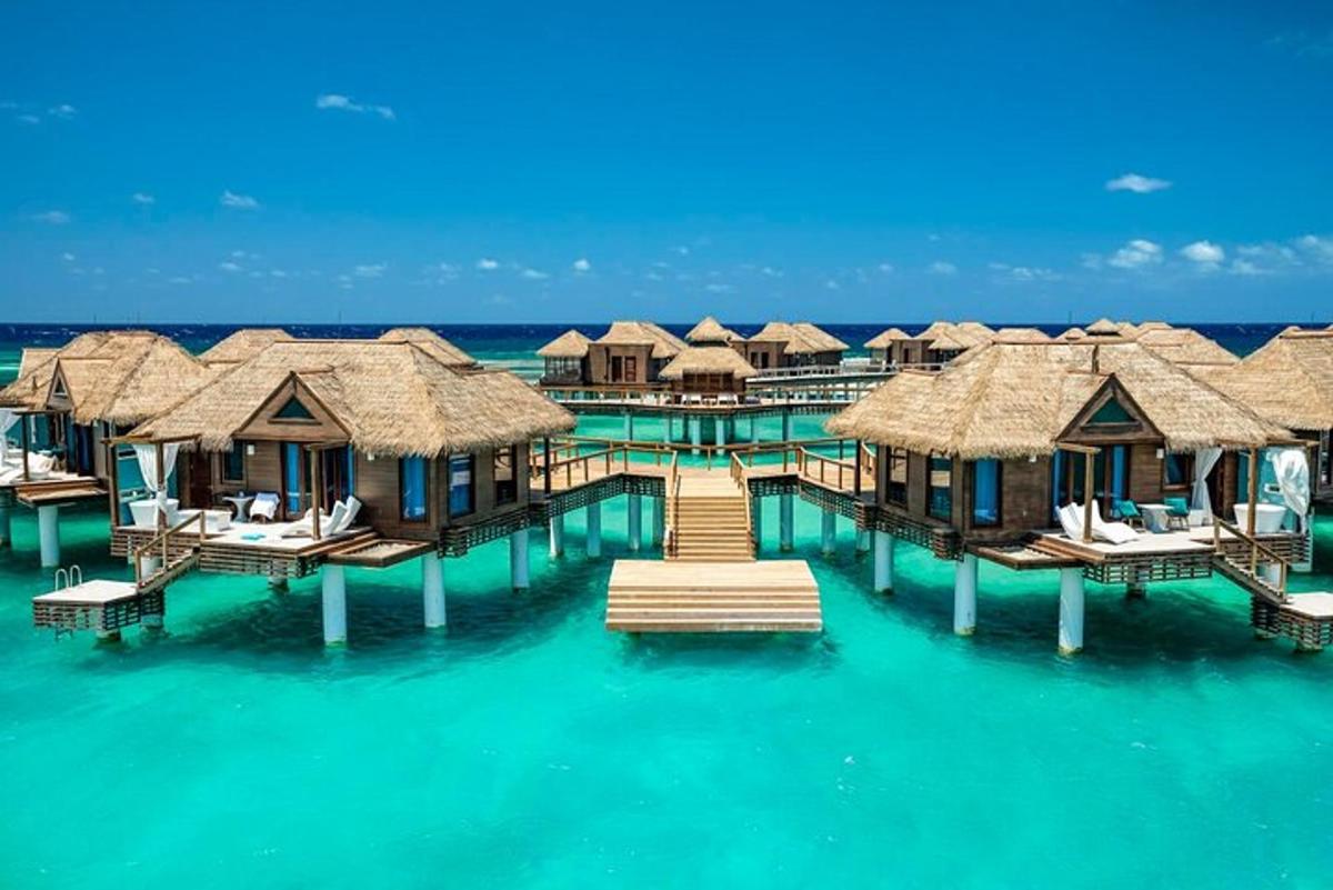 una vista aerea dei bungalow sull'acqua