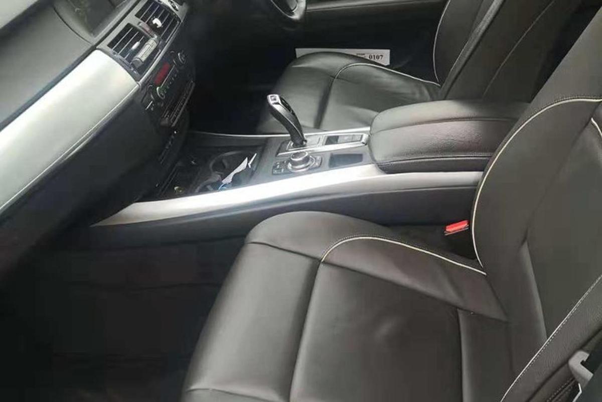 pemandangan tempat duduk hadapan sebuah kereta