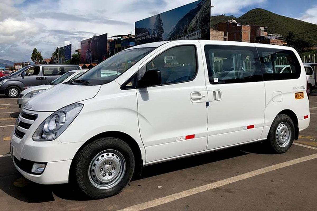 bir otoparka park edilmiş beyaz bir minibüs