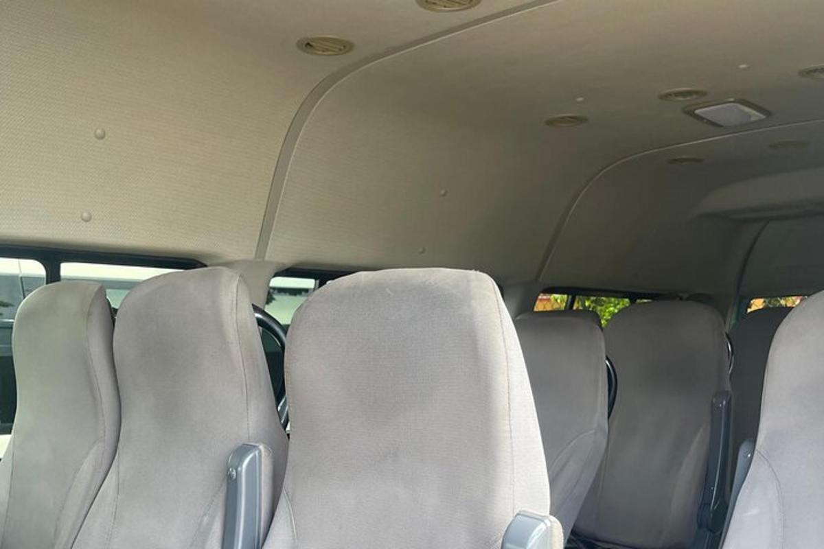 una fila di posti vuoti in un'auto