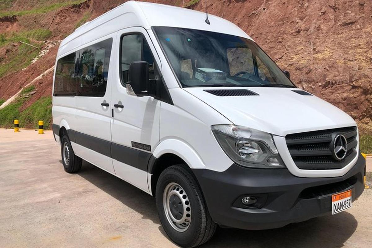 bir otoparka park edilmiş beyaz bir minibüs