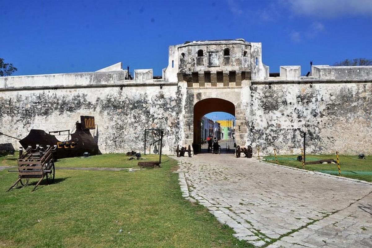 an old building with an archway in the middle