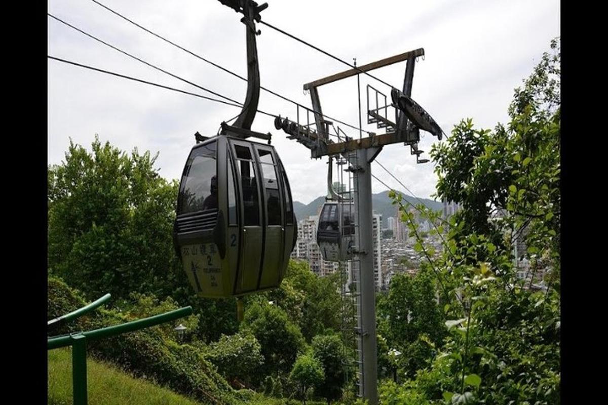un teleférico que sube una colina