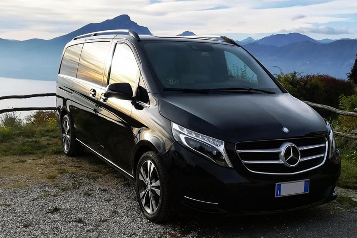 černo-stříbrné SUV zaparkované na silnici