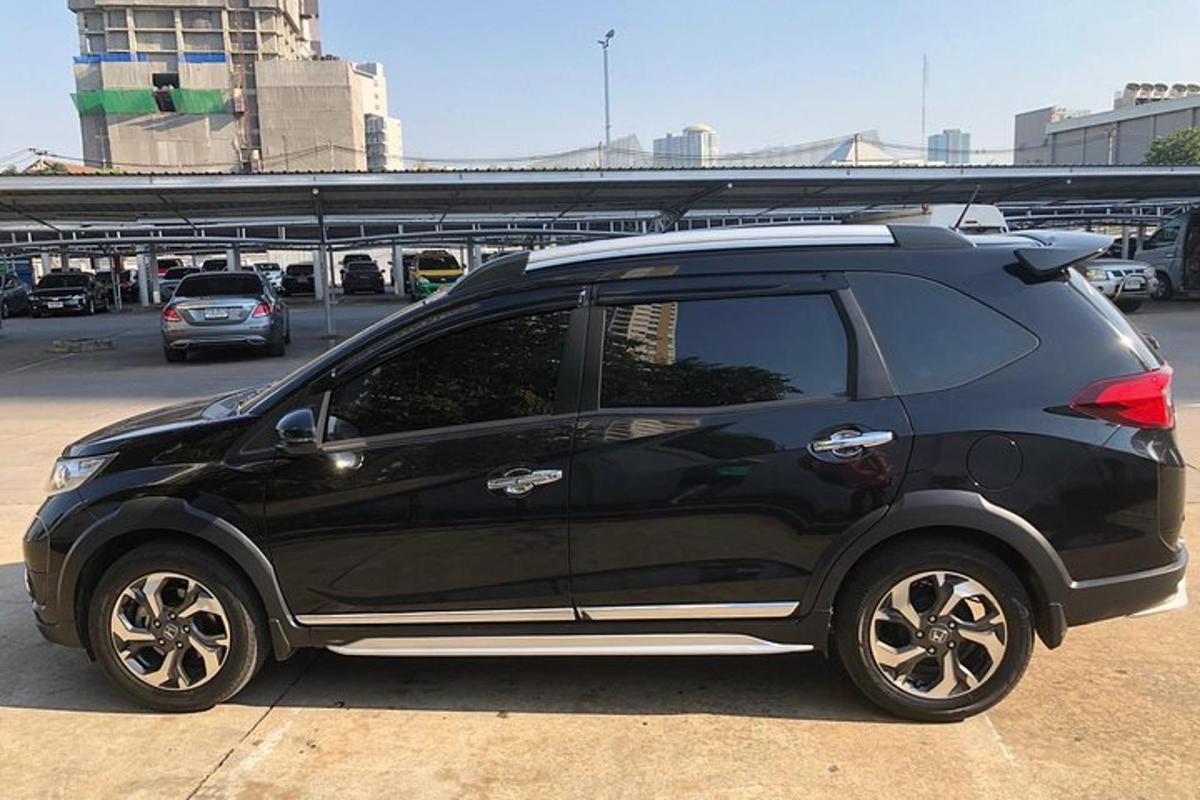 černé auto zaparkované na parkovišti