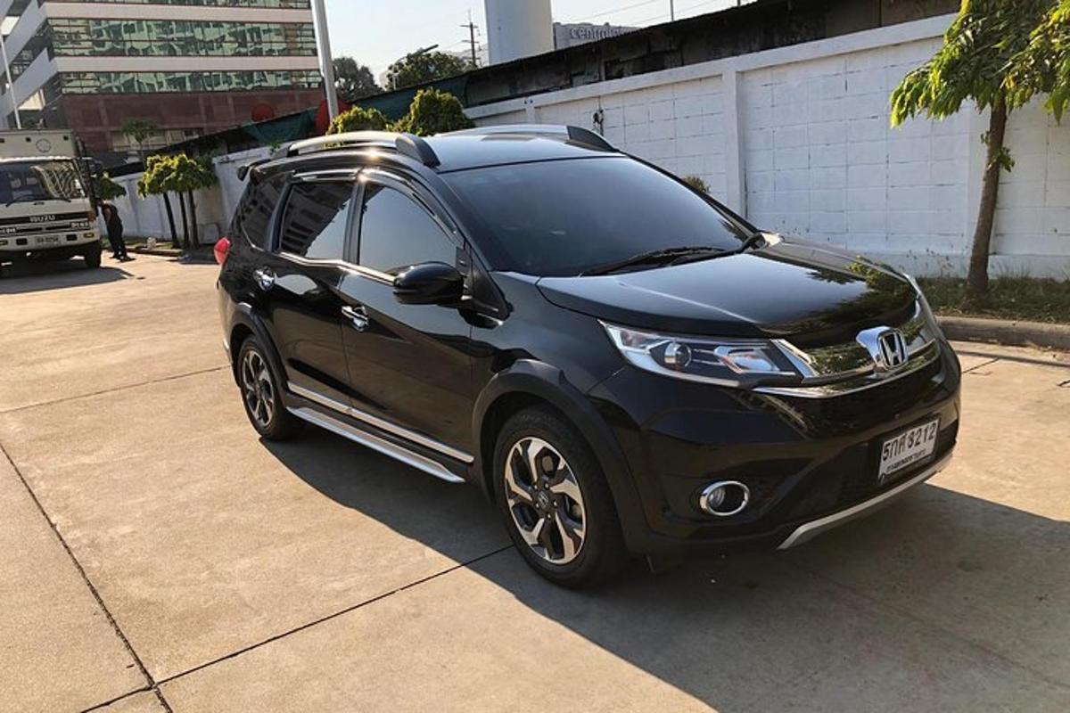 černé auto zaparkované na parkovišti