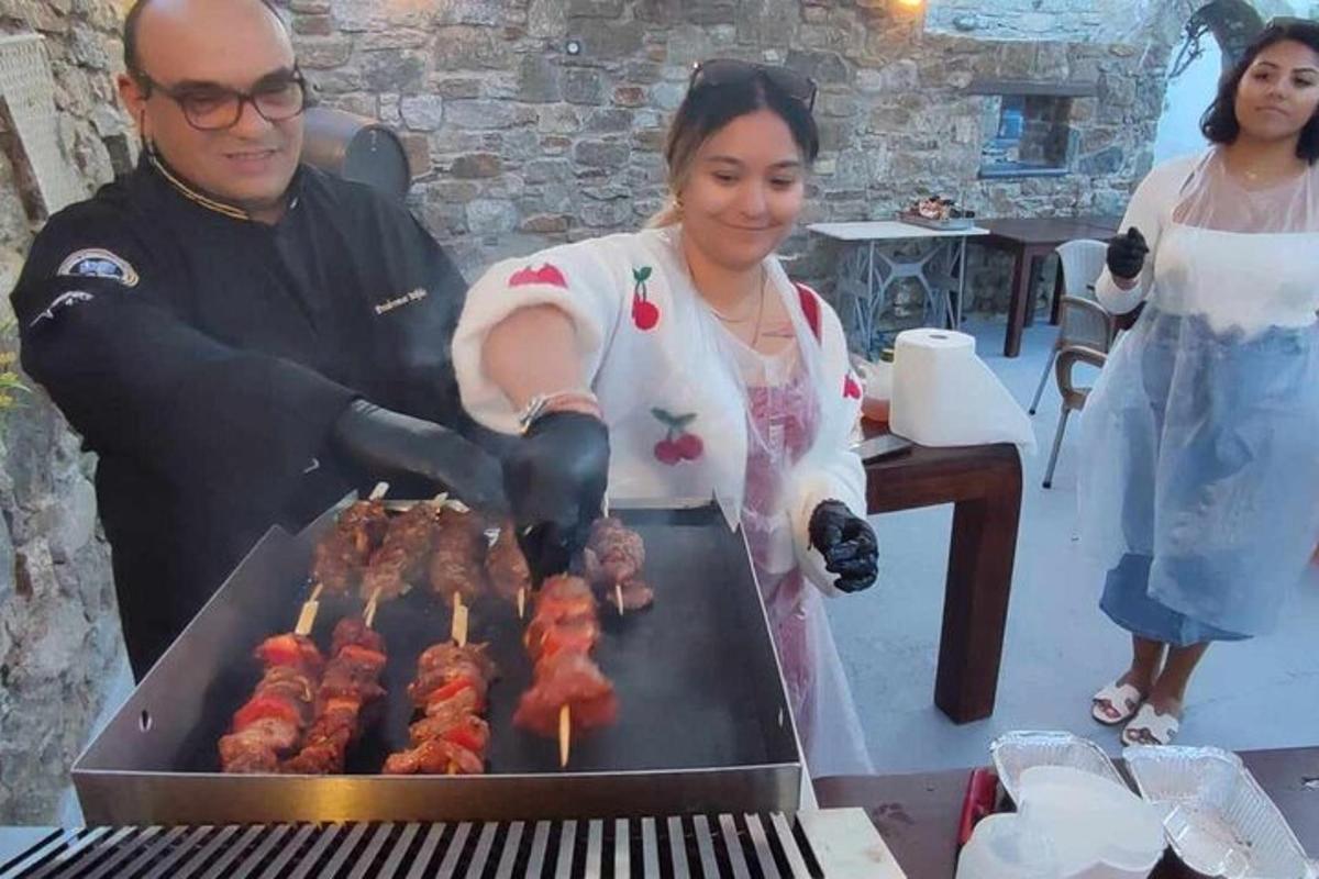 muž a žena vaří maso na grilu