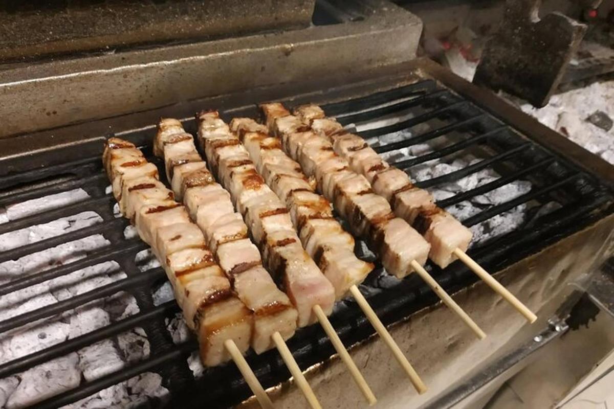 hromada špízů grilovaných na grilu