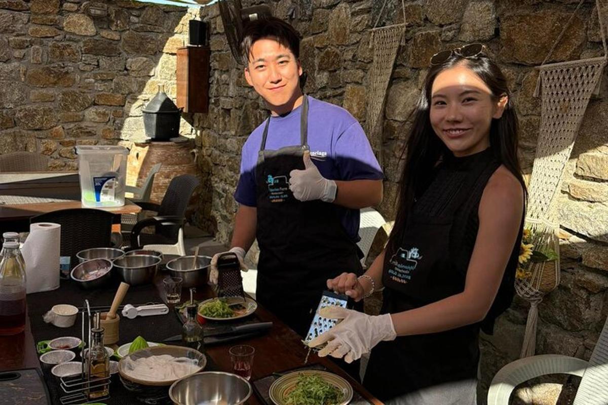 een man en een vrouw staan naast een tafel met eten