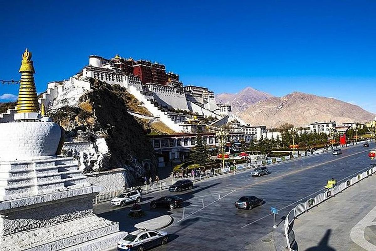 a street with cars parked on the side of a mountain