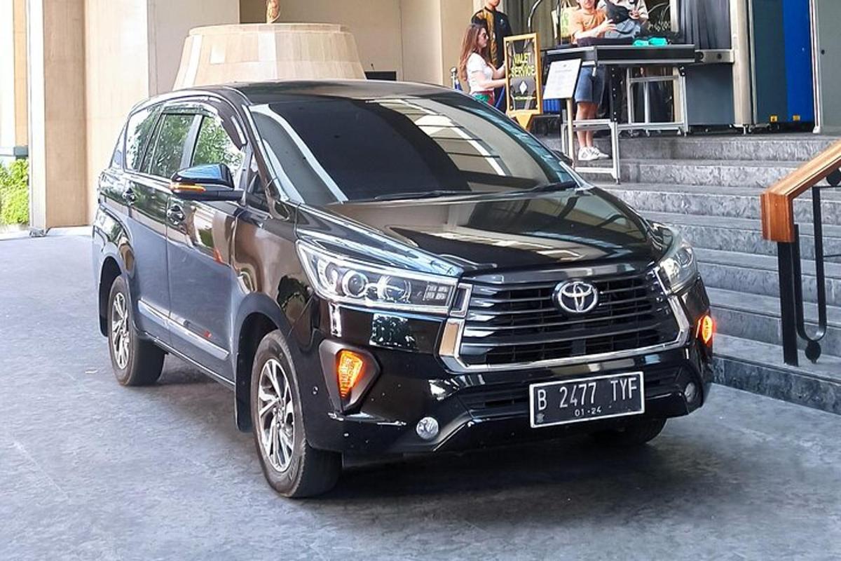 um carro preto estacionado em uma rua da cidade