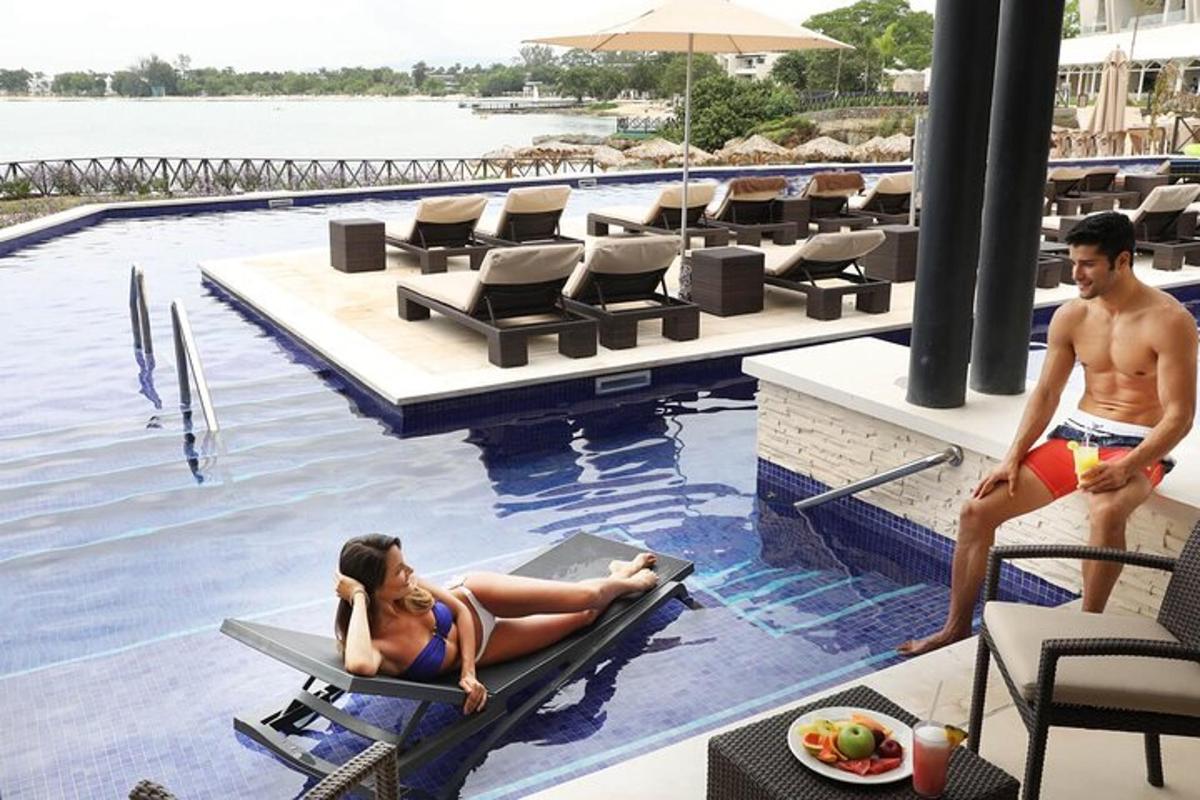 un home i una dona asseguts a la piscina d'un complex turístic