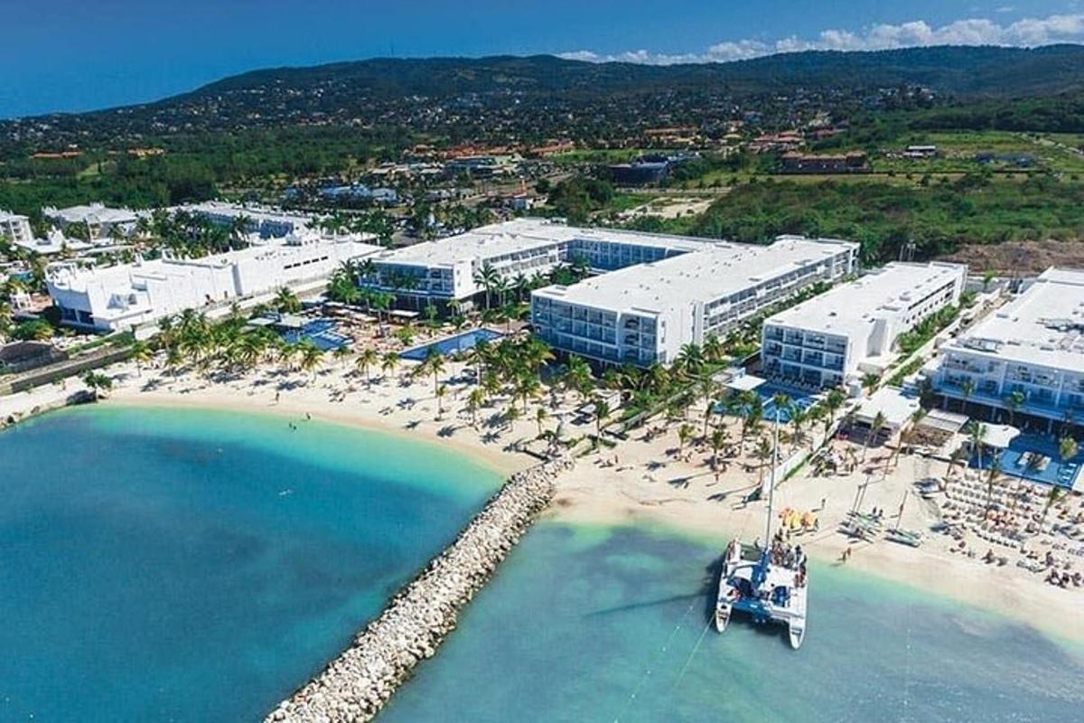 una vista aerea di un resort su una spiaggia