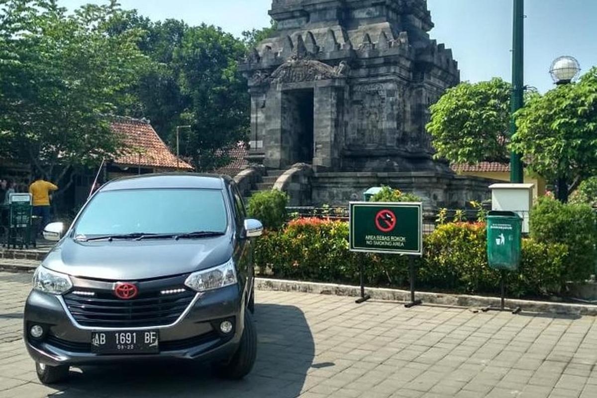 sebuah kereta kecil diletakkan di hadapan sebuah bangunan