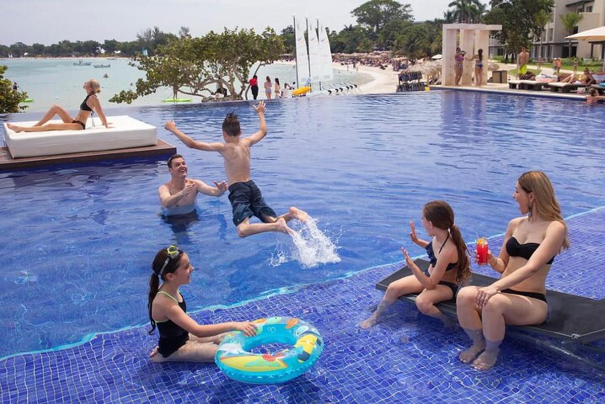 sekumpulan orang di kolam renang di sebuah resort