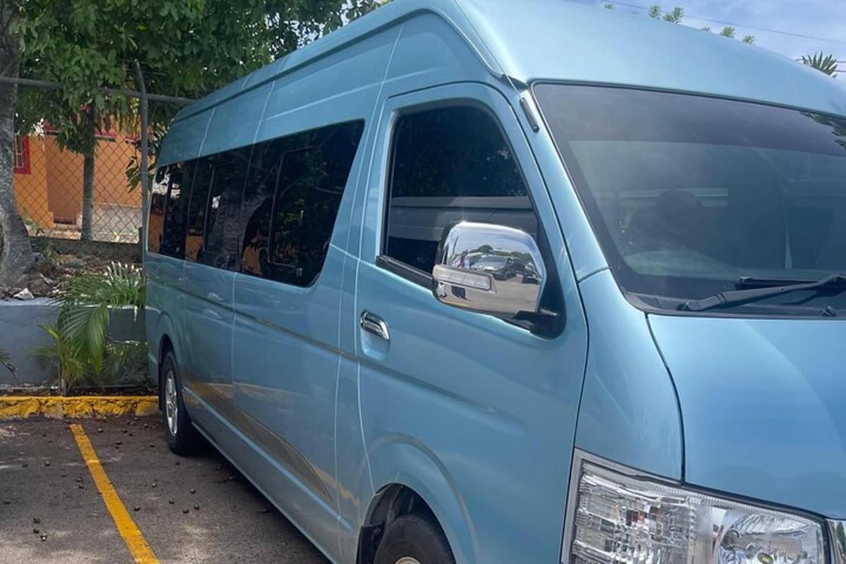 o dubă albastră parcată într-o parcare