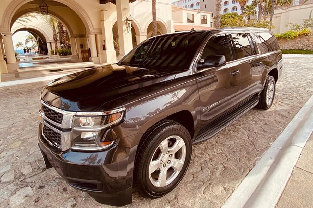 un SUV argentato parcheggiato davanti a un edificio