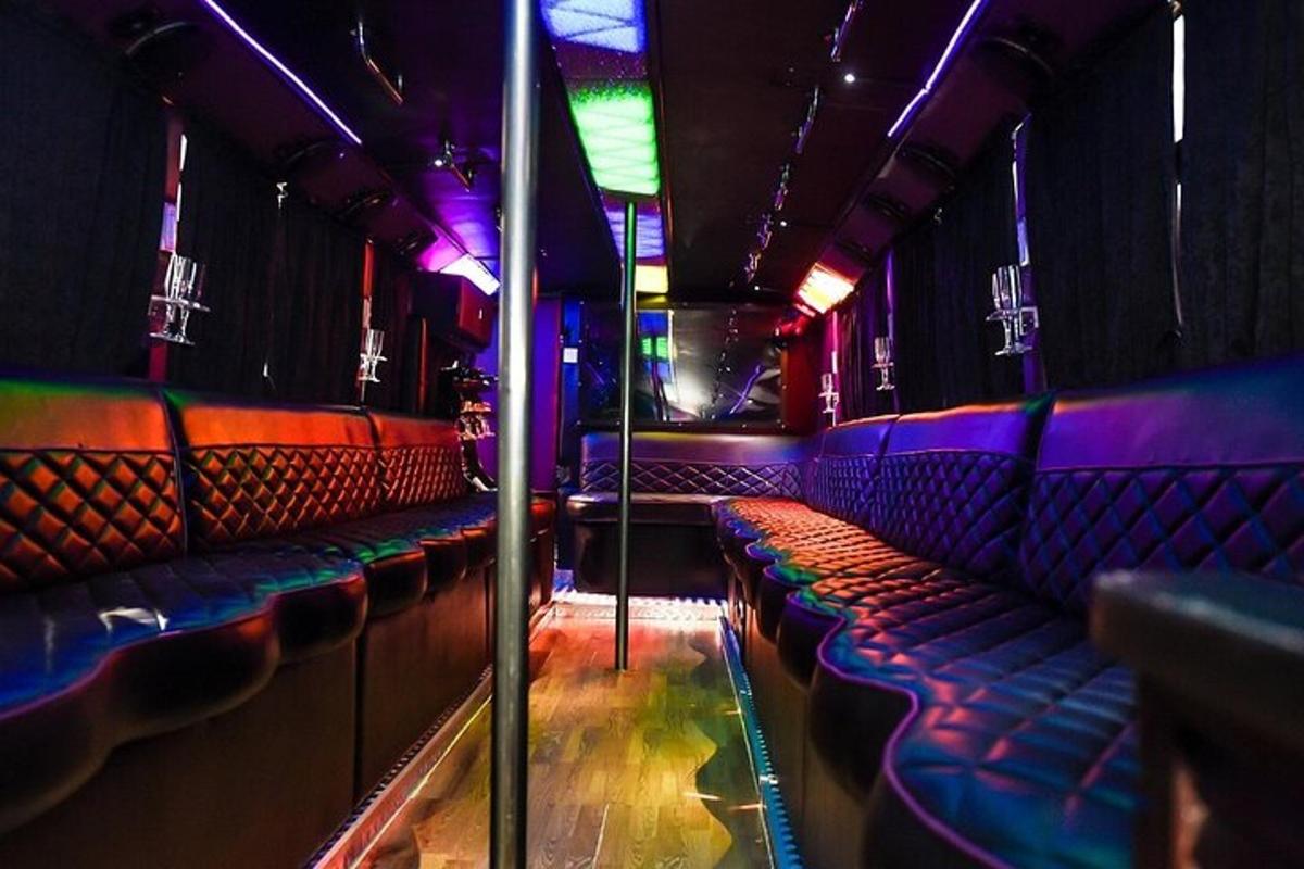 autobus s červenými a modrými sedadly a světly