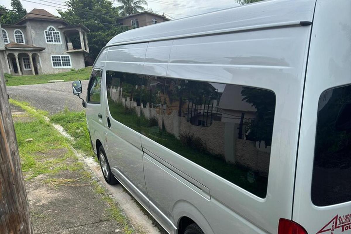 bel kombi parkiran ob strani ulice