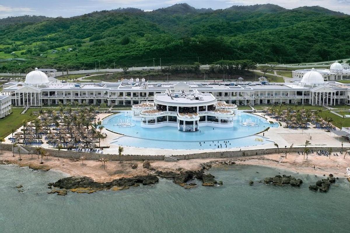 uma vista aérea de um resort com piscina