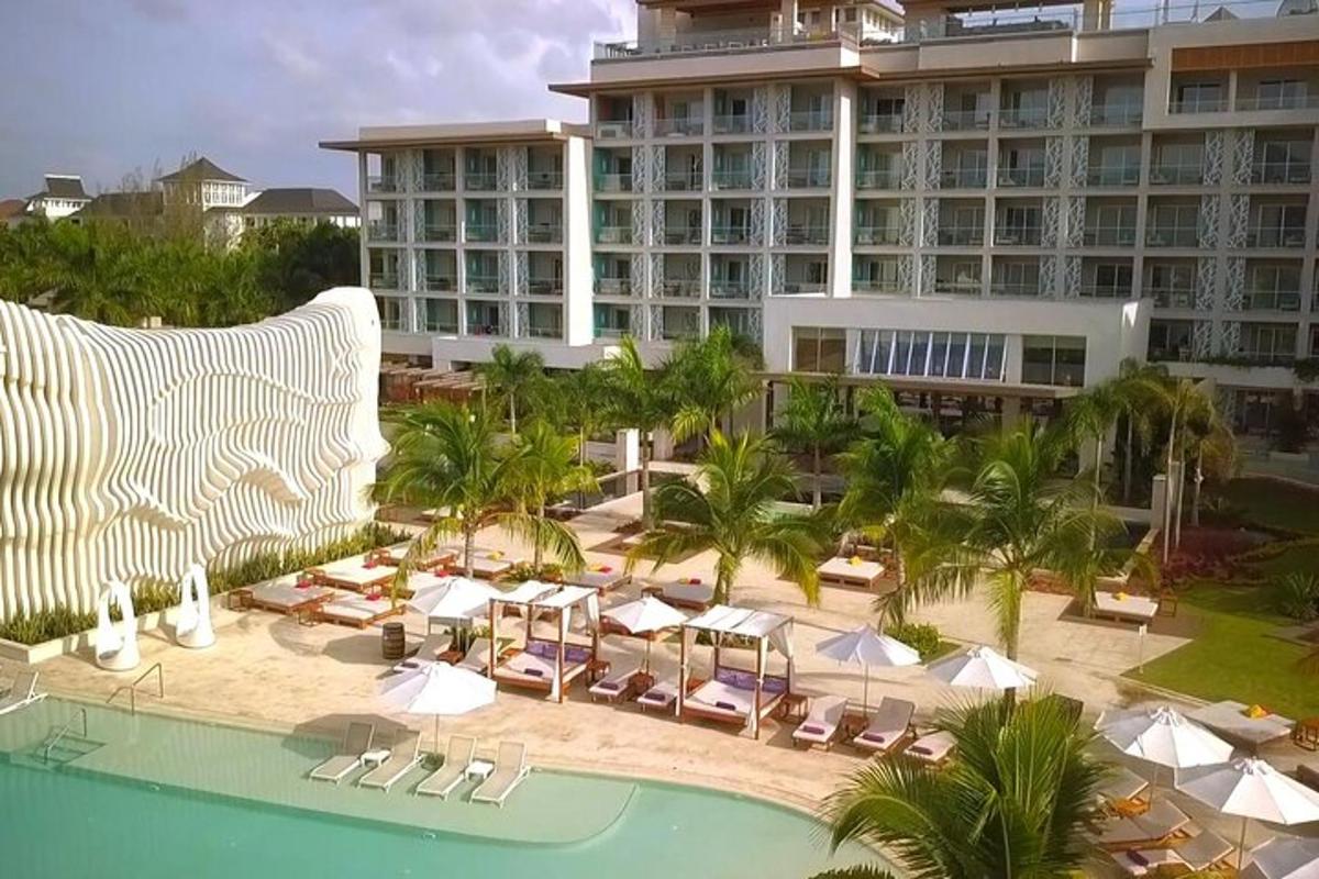 pemandangan udara resort dengan kolam renang