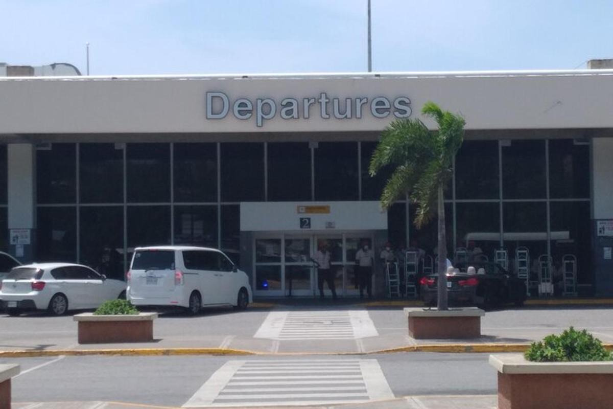 Un concesionario de automóviles con coches aparcados en un estacionamiento.