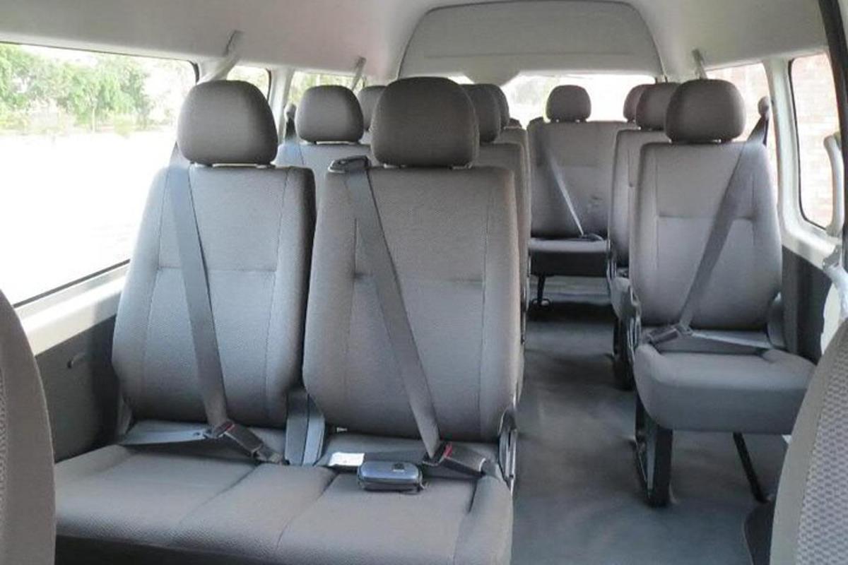una imagen de los asientos traseros de una camioneta