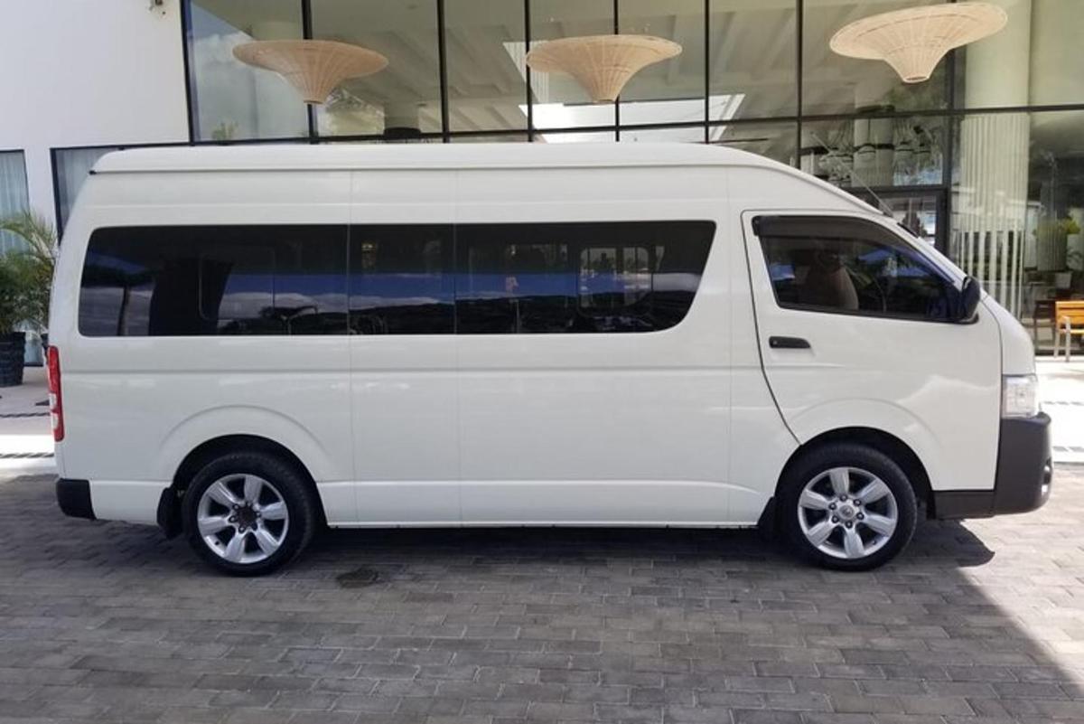 sebuah van putih diletakkan di hadapan sebuah bangunan