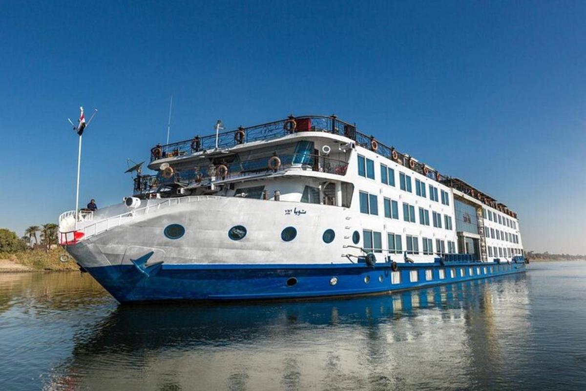 una grande nave da crociera in acqua