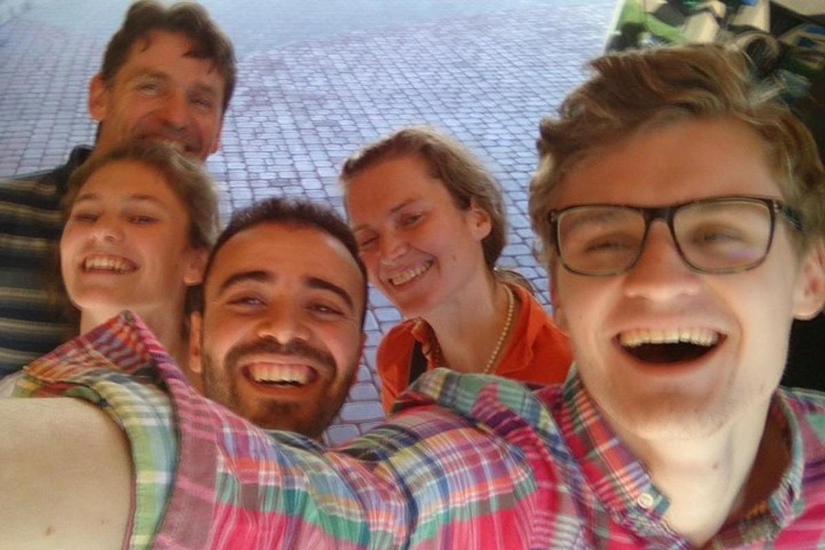 skupina lidí pózujících pro fotografii