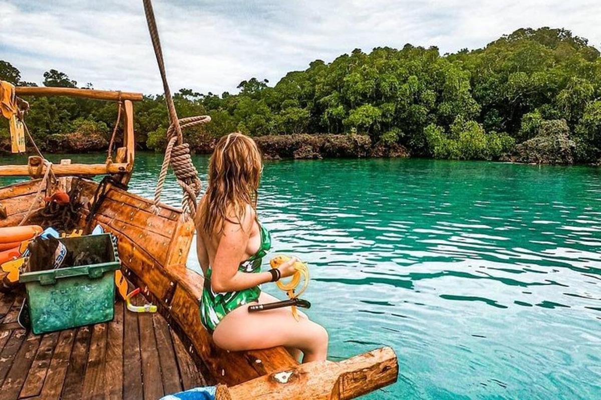 uma mulher sentada em um barco na água