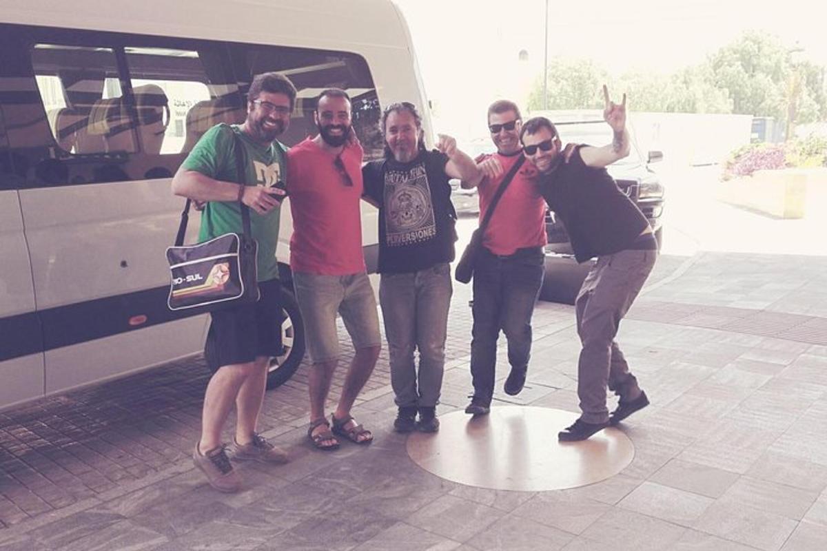 un groupe d'hommes debout à côté d'un bus