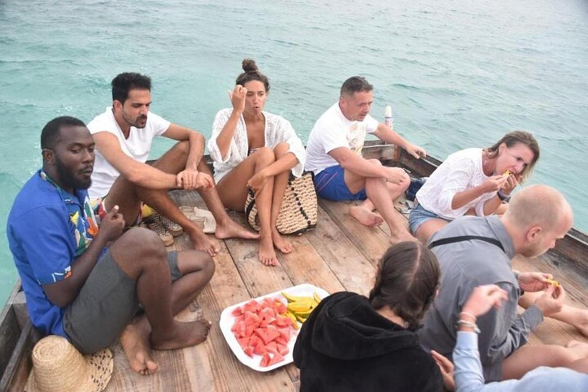 um grupo de pessoas sentadas em um barco comendo comida