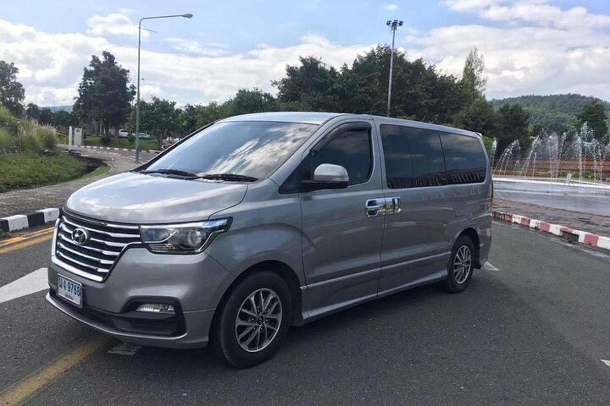 un furgone argentato è parcheggiato su un'autostrada