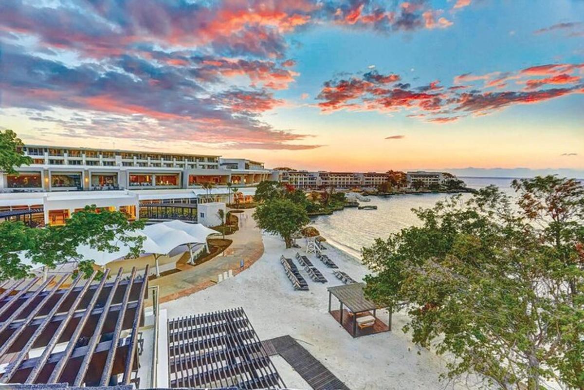 uma vista aérea de um resort com praia e edifícios