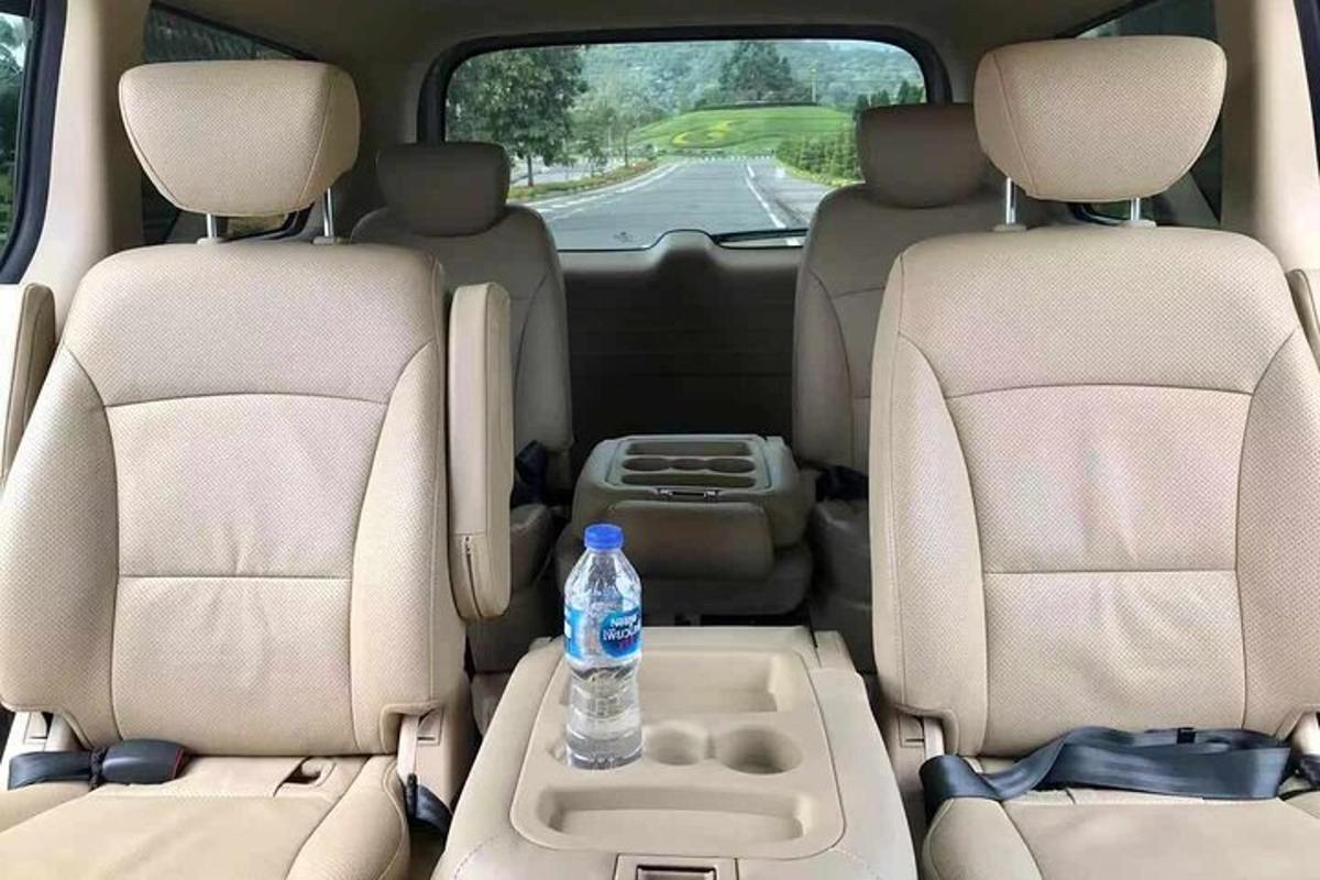 una bottiglia d'acqua appoggiata sul sedile posteriore di un'auto