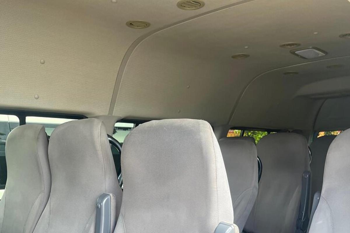 uma fileira de assentos vazios em um carro