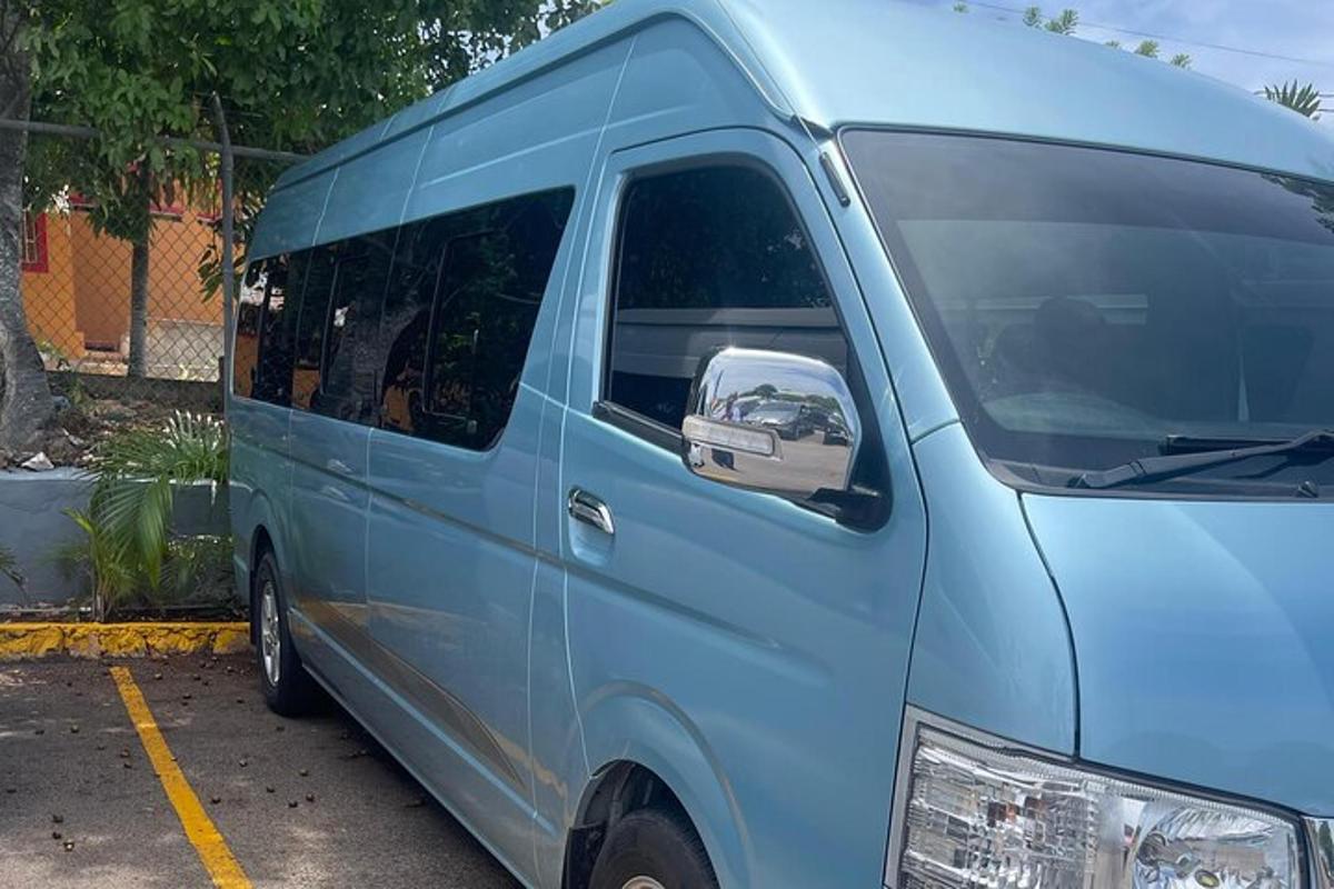 синій фургон, припаркований на парковці