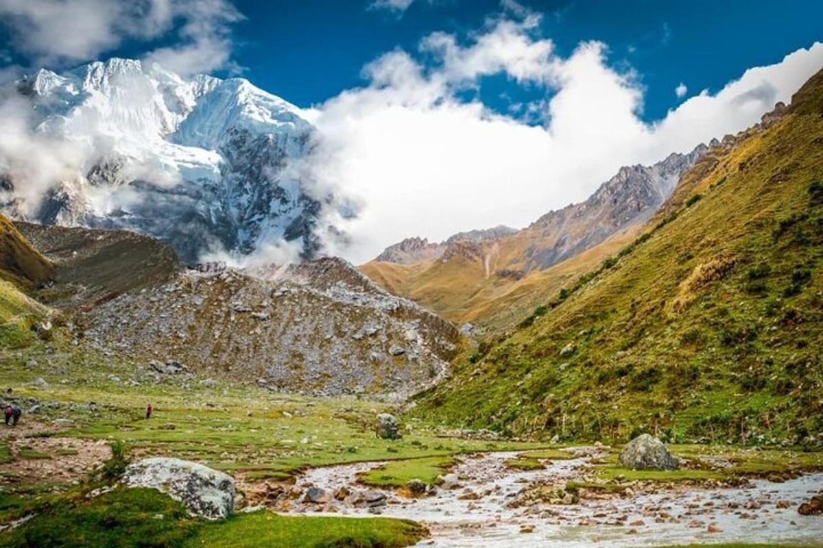 banjaran gunung dengan sungai di lembah