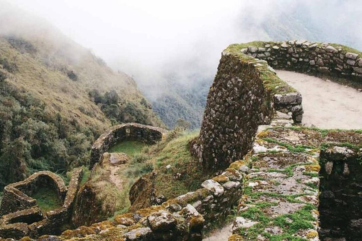 una vista de les ruïnes d'un edifici a la muntanya