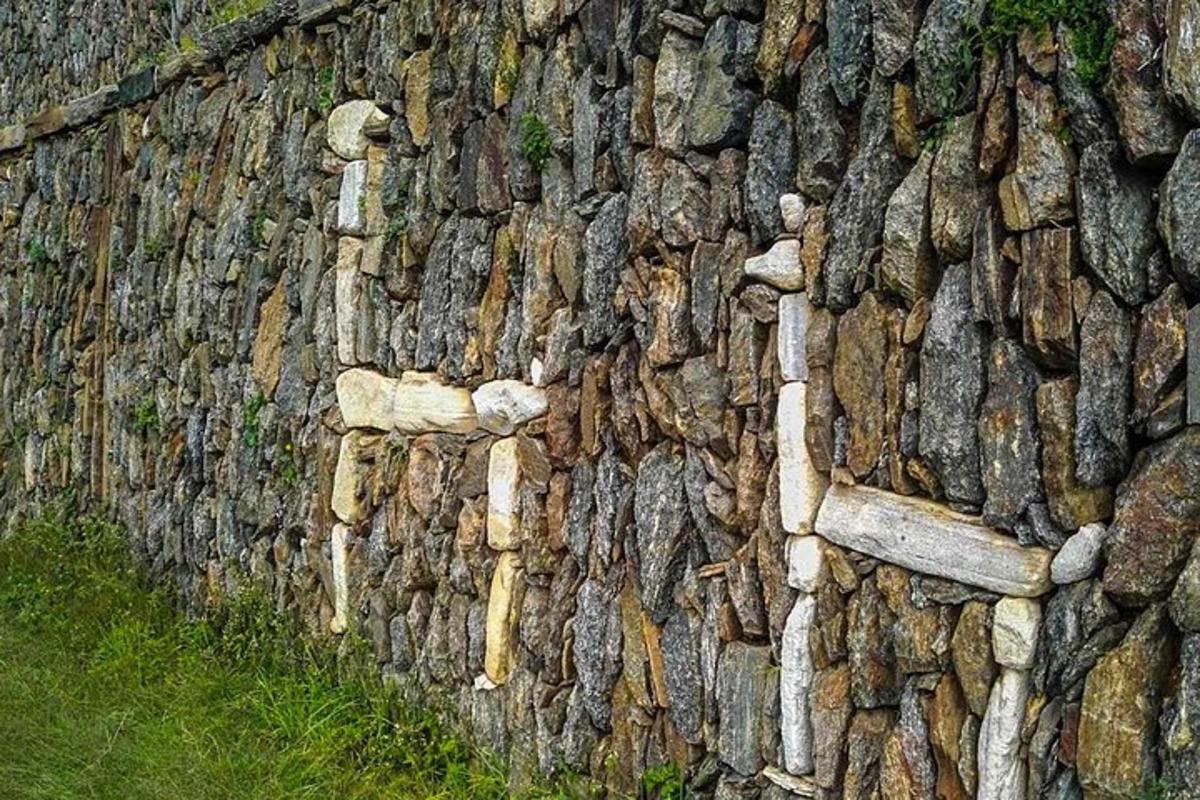 kivimüür, millel on hunnik luid