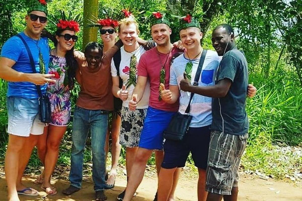 un grup de persones posant per a una foto