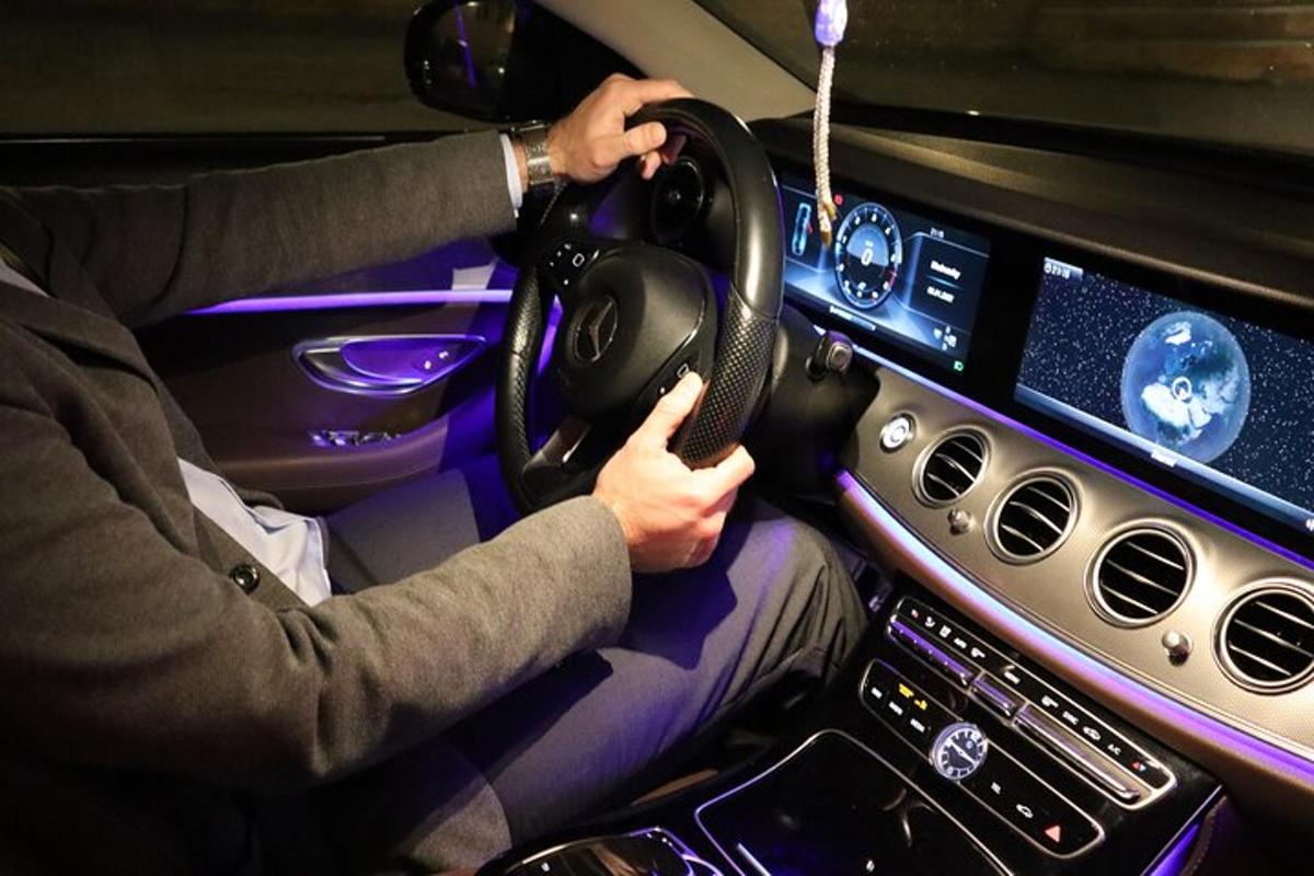 inimene, kes juhib rooliga autot