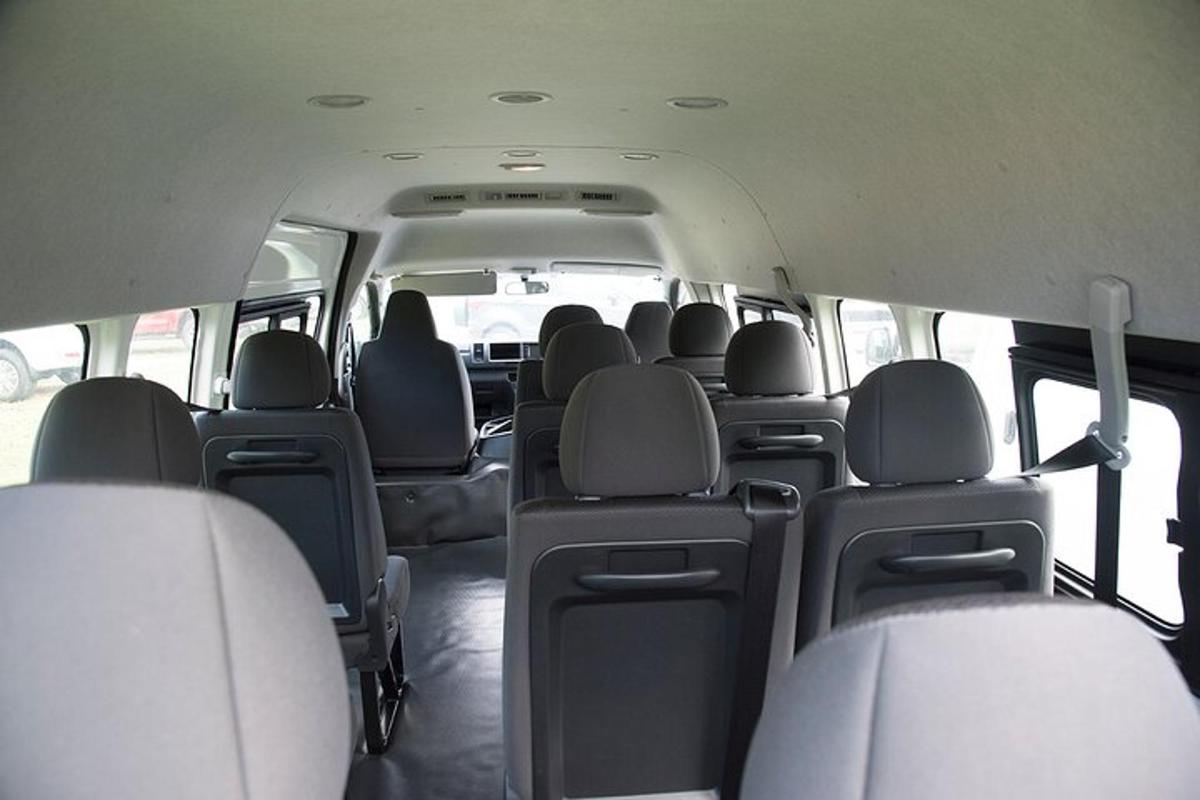 una vista dels seients posteriors d'un autobús
