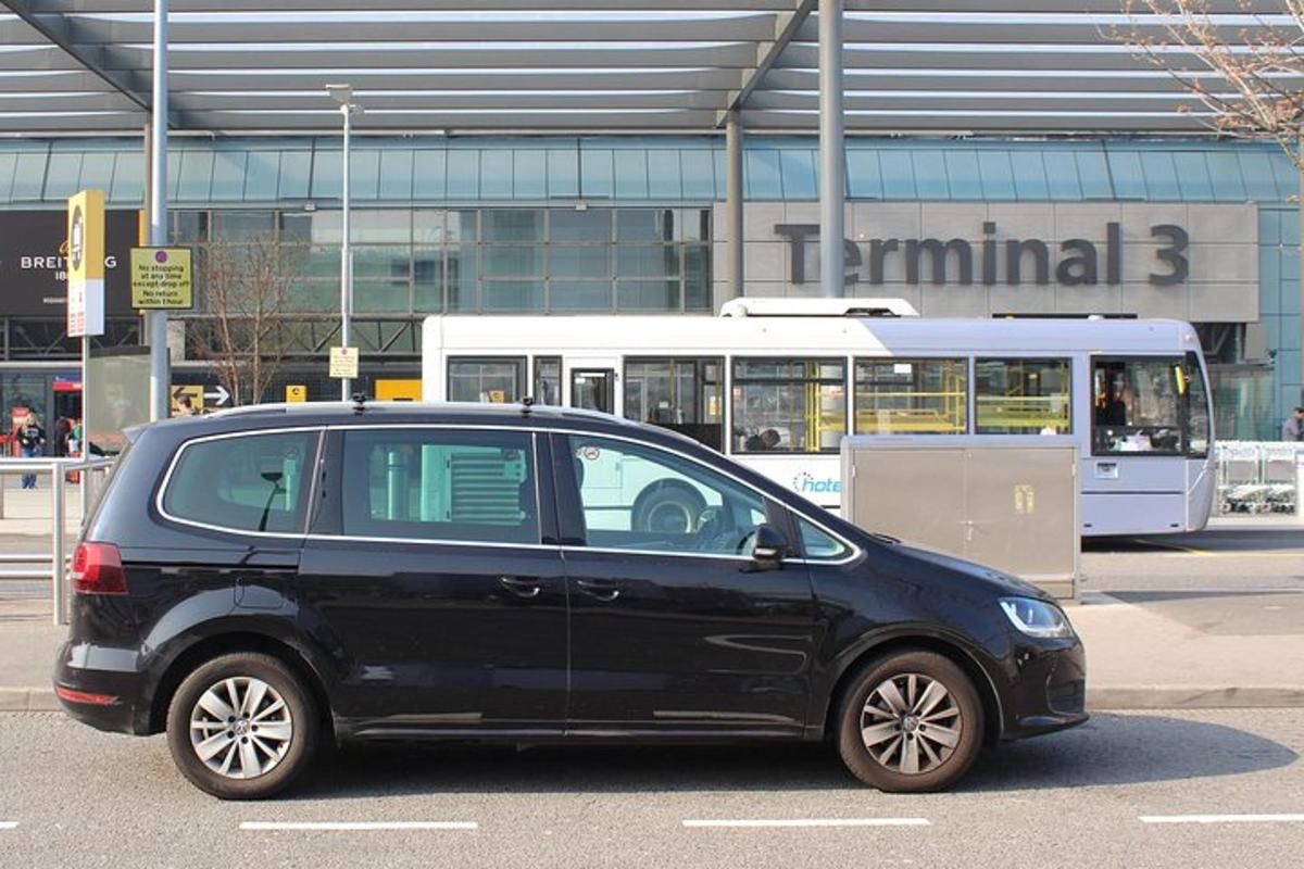 must auto pargitud parklasse koos bussiga