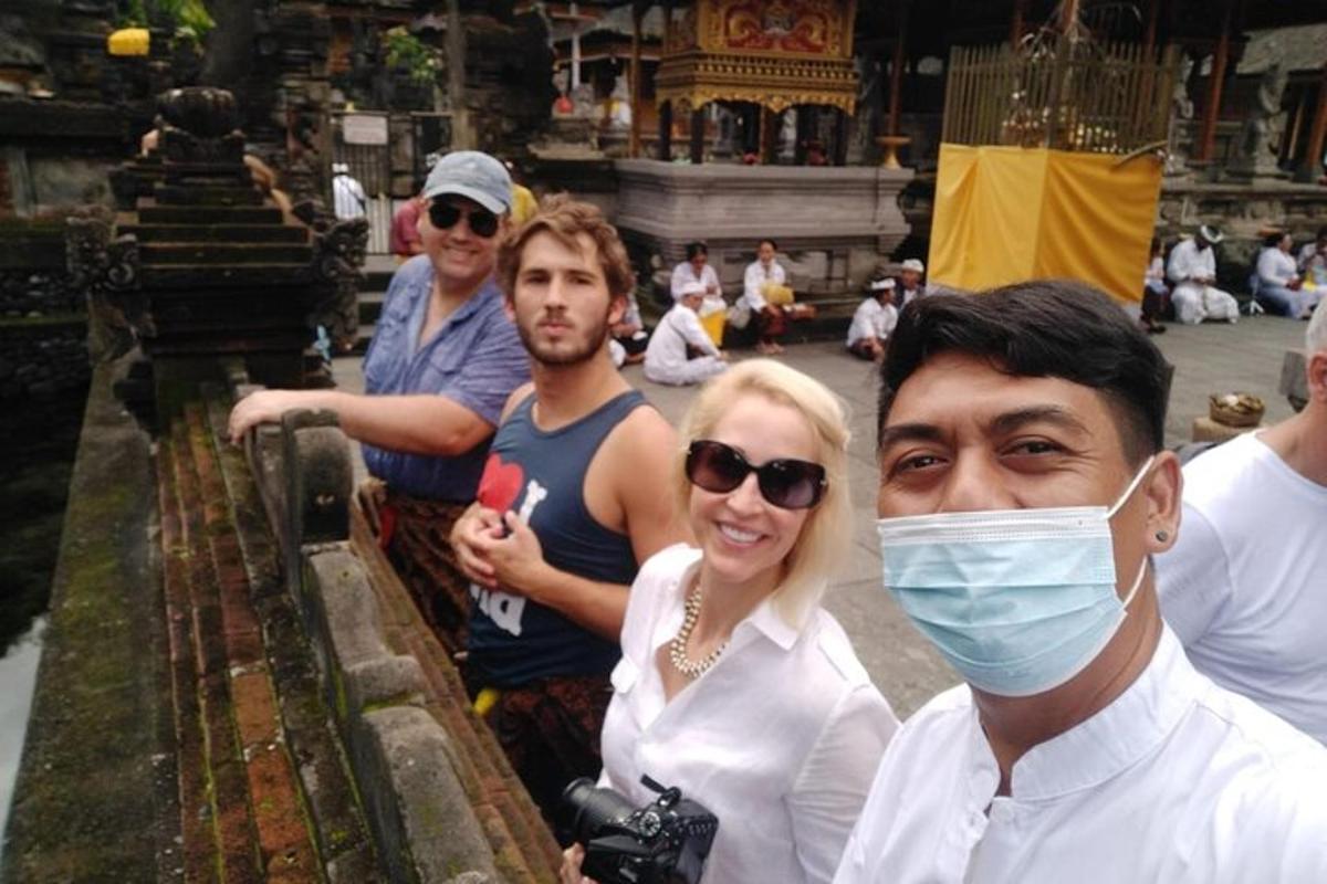 un grup de persones dempeus davant d'un temple