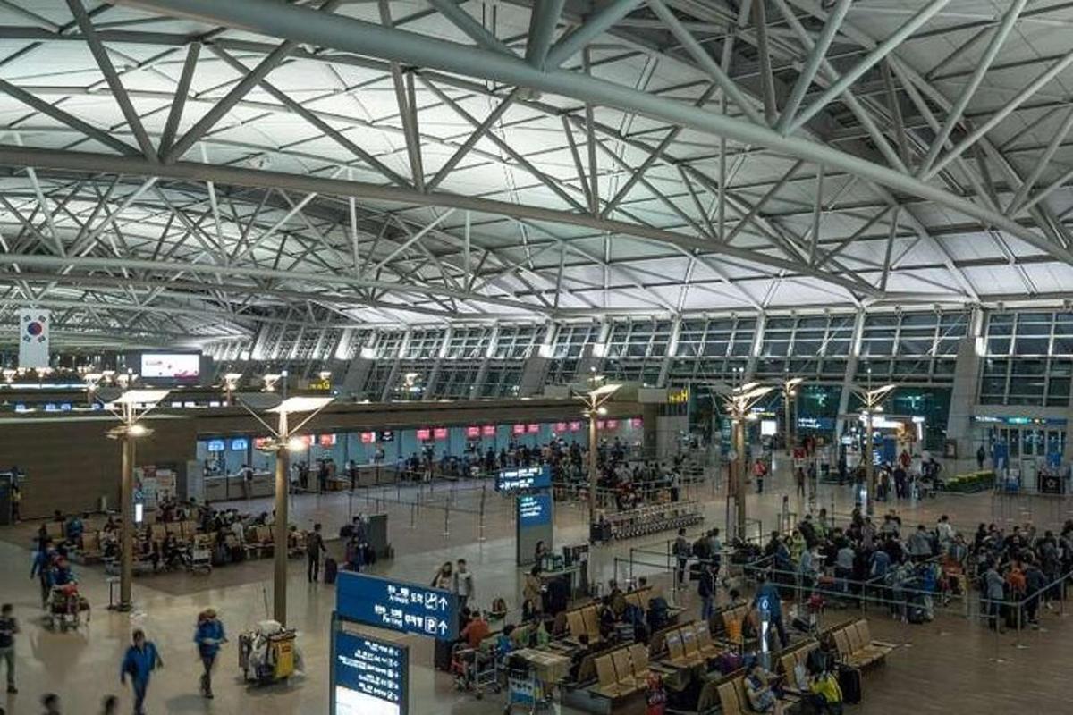 una multitud de persones a la terminal d'un aeroport
